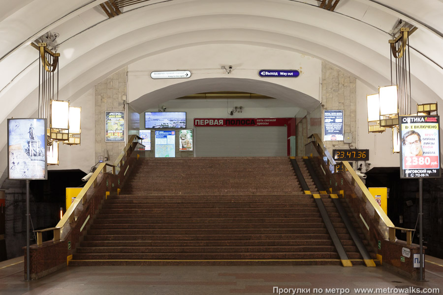 Станция Лиговский проспект (Правобережная линия, Санкт-Петербург). Выход в город, лестница из центрального зала станции в переходный коридор к эскалаторам.