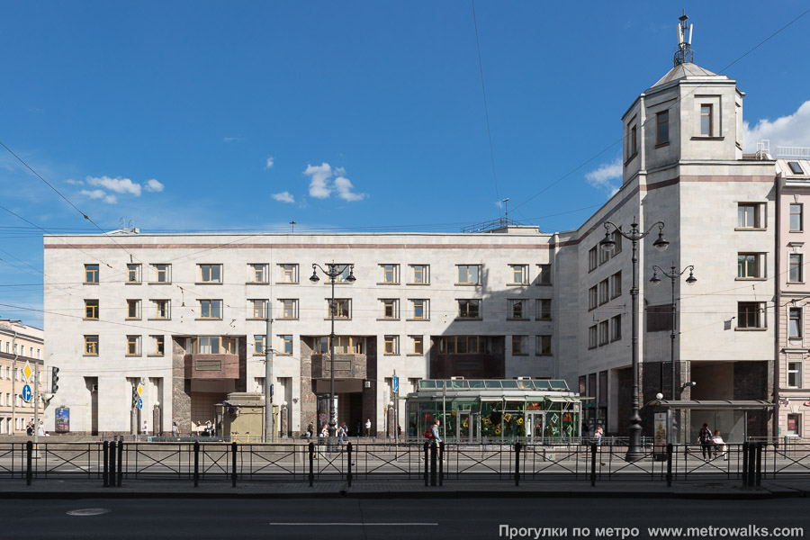 Станция Лиговский проспект (Правобережная линия, Санкт-Петербург). Наземный вестибюль станции встроен в административное здание метрополитена.