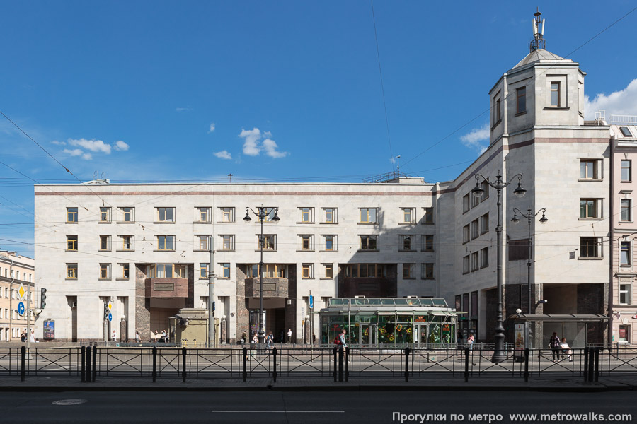 Станция Лиговский проспект (Правобережная линия, Санкт-Петербург). Наземный вестибюль станции встроен в административное здание метрополитена.