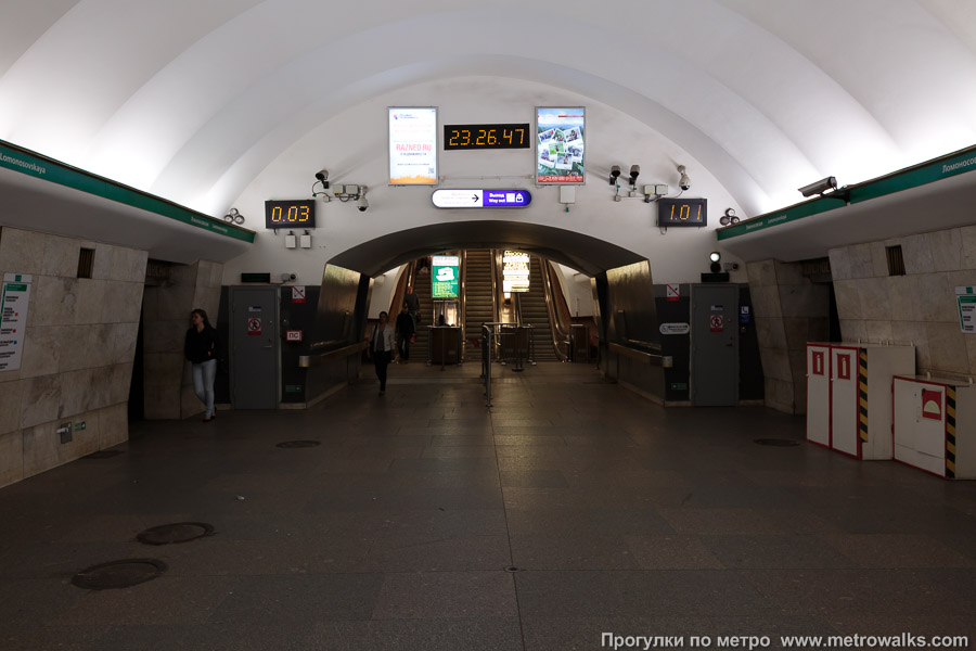 Станция Ломоносовская (Невско-Василеостровская линия, Санкт-Петербург). Выход в город, эскалаторы начинаются прямо с уровня платформы.