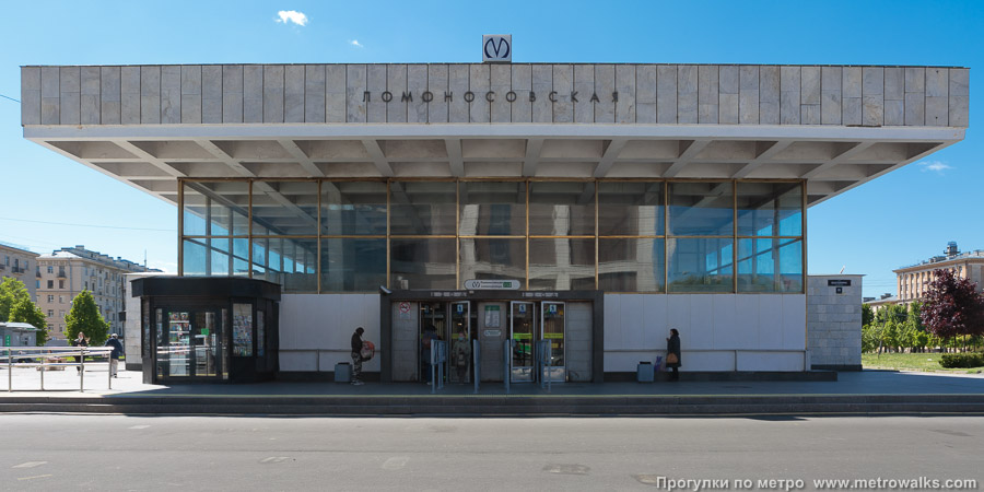 Станция Ломоносовская (Невско-Василеостровская линия, Санкт-Петербург). Вход в наземный вестибюль крупным планом.