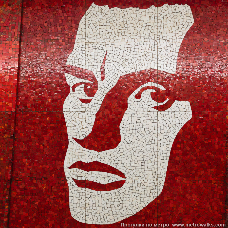 Станция Маяковская (Невско-Василеостровская линия, Санкт-Петербург). Мозаичный портрет В. В. Маяковского ещё более крупным планом. Автор портрета — художник Ю. Б. Могилевский.