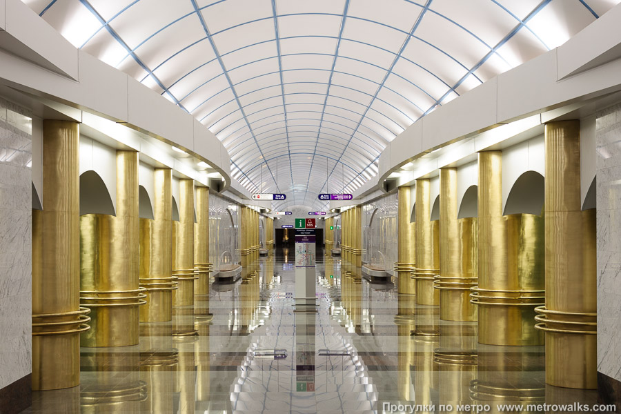 Станция Международная (Фрунзенско-Приморская линия, Санкт-Петербург). На Международной центральный зал соединён с боковыми залами тремя колонными секциями из пяти колонн, которые перемежаются с монолитными стенами.