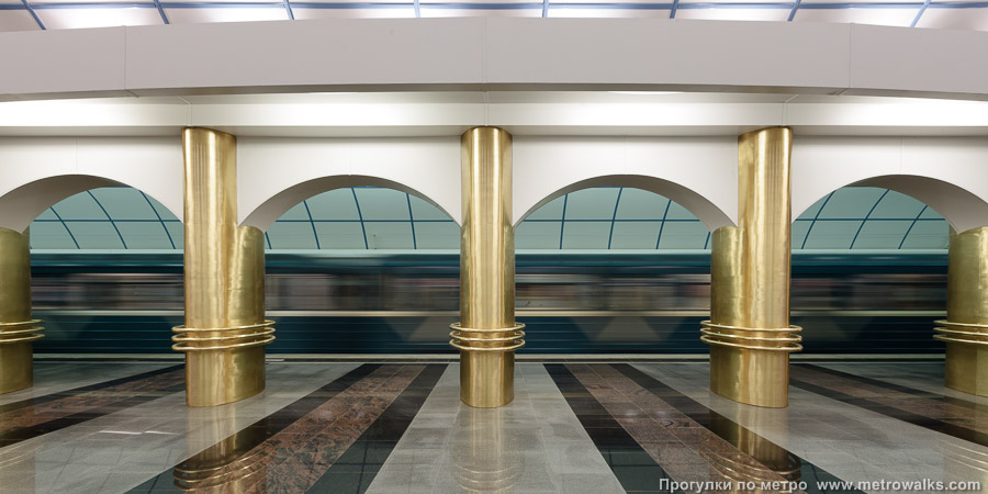 Станция Международная (Фрунзенско-Приморская линия, Санкт-Петербург). Поперечный вид, проходы между колоннами из центрального зала на платформу. Для разнообразия — с поездом.