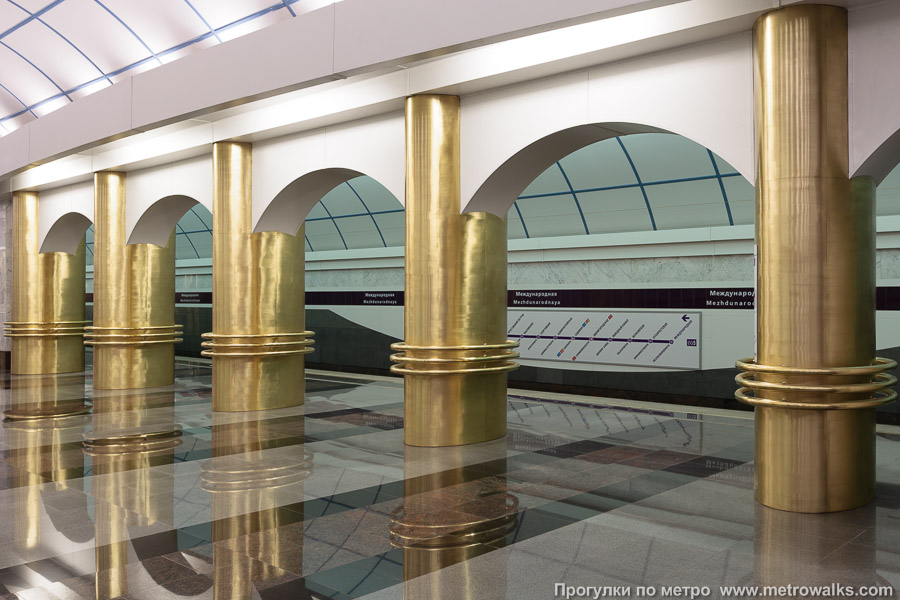 Станция Международная (Фрунзенско-Приморская линия, Санкт-Петербург). Проход между центральным залом и посадочными платформами крупным планом.