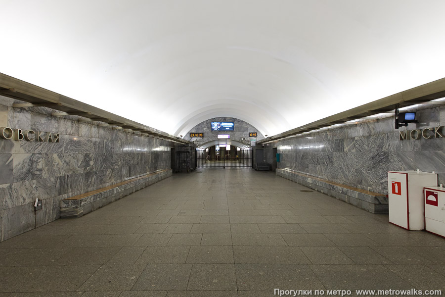 Станция Московская (Московско-Петроградская линия, Санкт-Петербург). Часть станции около выхода в город. Северный выход закрывается на несколько часов раньше.