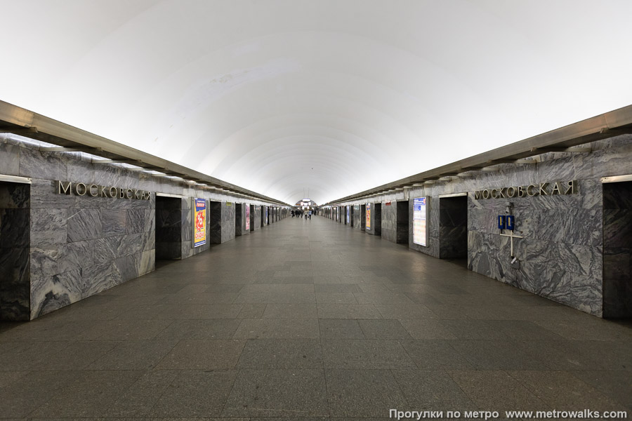 Станция Московская (Московско-Петроградская линия, Санкт-Петербург). Продольный вид по оси станции. Историческое фото (2010), до наклеивания синих полос на стены, со свободной перспективой зала без висящих указателей.