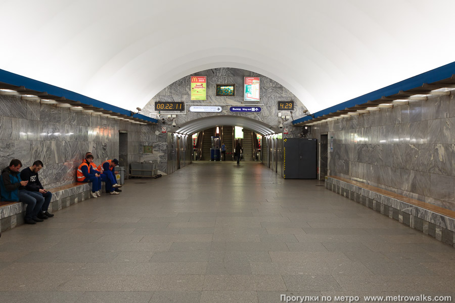Станция Московская (Московско-Петроградская линия, Санкт-Петербург). Выход в город, эскалаторы начинаются прямо с уровня платформы. Южный выход считается основным.