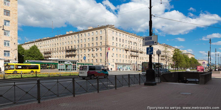 Станция Московская (Московско-Петроградская линия, Санкт-Петербург). Общий вид окрестностей станции. Южный вестибюль очень похож на северный.