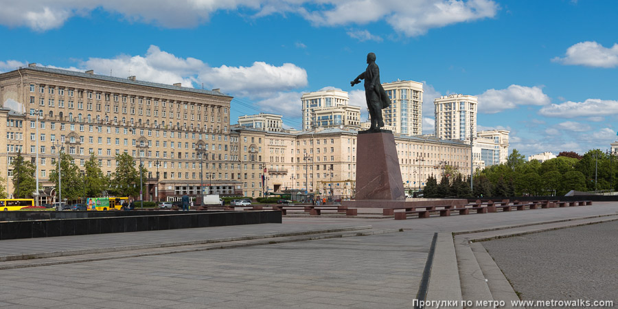 Станция Московская (Московско-Петроградская линия, Санкт-Петербург). Общий вид окрестностей станции. Вид с Московской площади. Памятник Вождя указывает на место расположения северного входа.