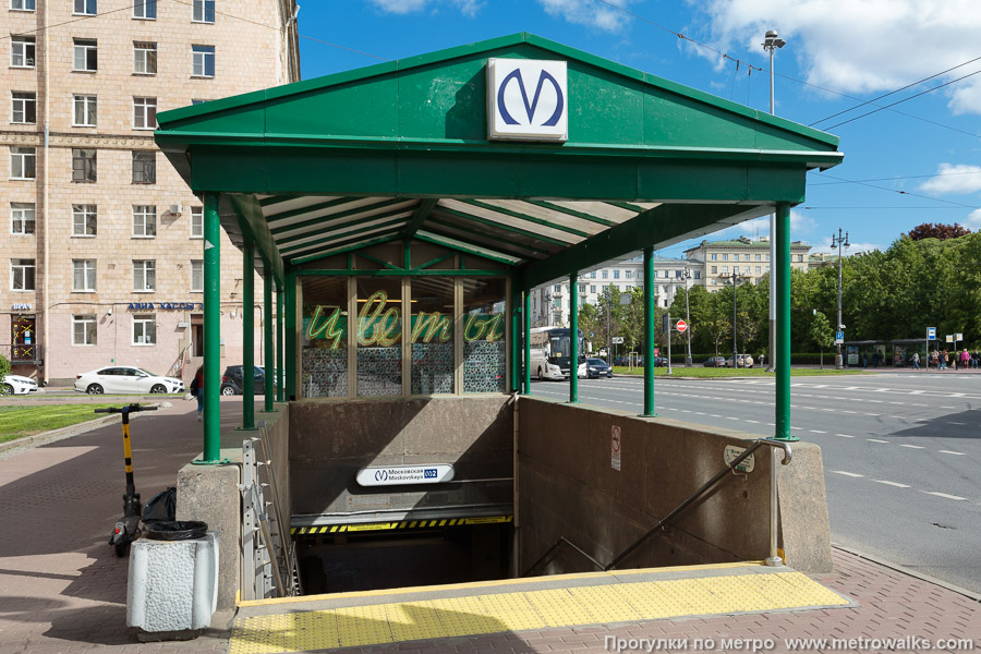 Станция Московская (Московско-Петроградская линия, Санкт-Петербург). Вход в подземный переход крупным планом. Некоторые спуски оборудованы крышей, надстроенной в 2000-е годы.