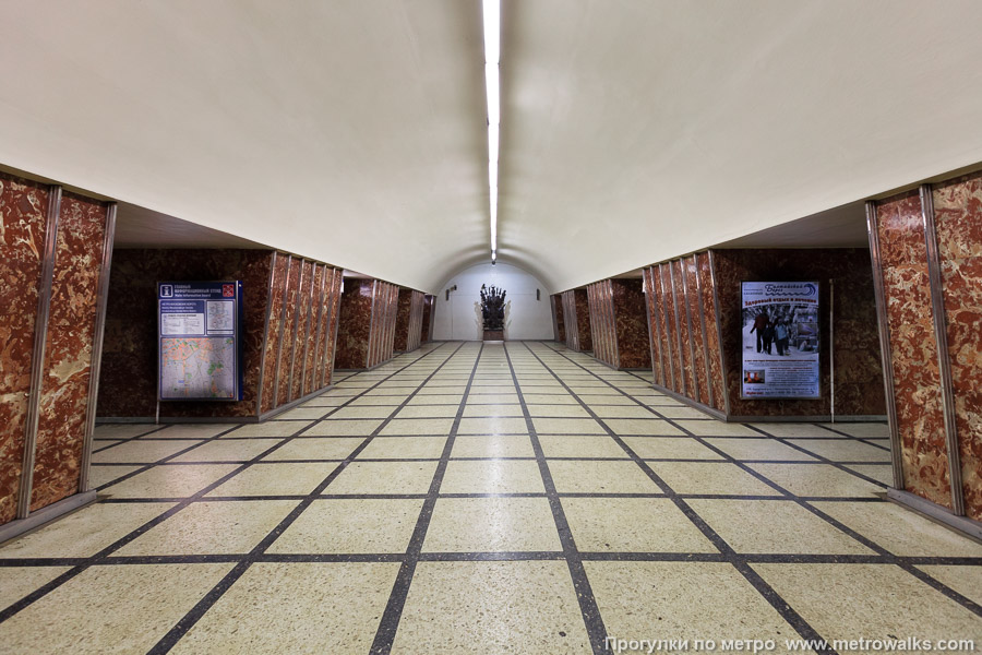 Станция Московские ворота (Московско-Петроградская линия, Санкт-Петербург). Центральный зал станции, вид вдоль от входа в сторону глухого торца. В 2013 – 14 годы на станции был проведён ремонт с заменой наливных полов на гранитные, при этом белый цвет был заменён на светло-коричневый.