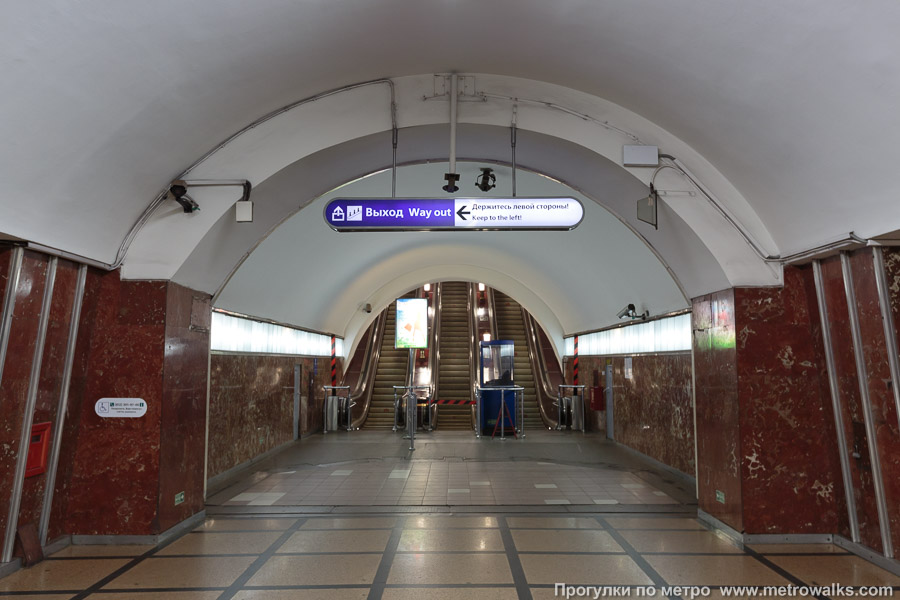 Станция Московские ворота (Московско-Петроградская линия, Санкт-Петербург). Выход в город, эскалаторы начинаются прямо с уровня платформы.