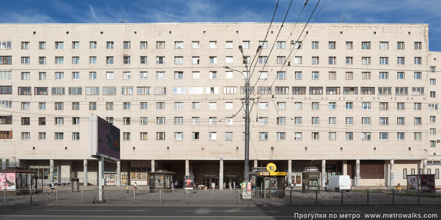 Станция Площадь Мужества (Кировско-Выборгская линия, Санкт-Петербург). Наземный вестибюль станции встроен в здание.