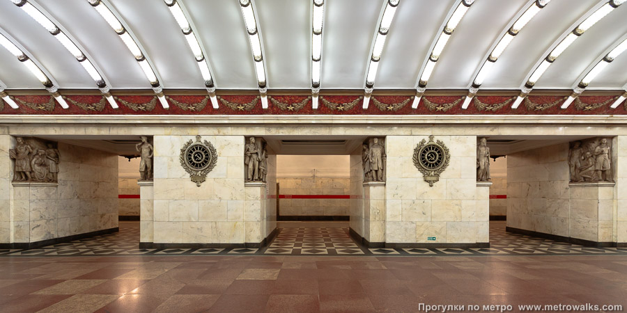 Станция Нарвская (Кировско-Выборгская линия, Санкт-Петербург). Поперечный вид, проходы между пилонами из центрального зала на платформу.