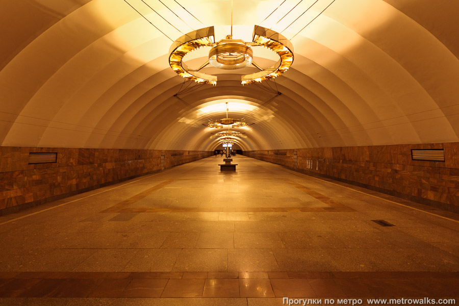 Станция Новочеркасская (Правобережная линия, Санкт-Петербург). Общий вид по оси станции от глухого торца в сторону выхода.