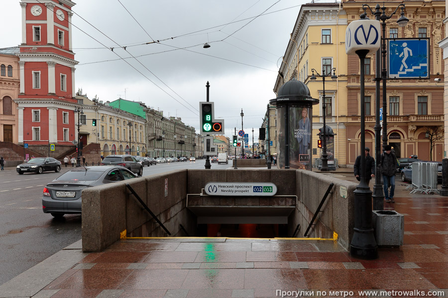 Станция Невский проспект (Московско-Петроградская линия, Санкт-Петербург). Вход на станцию осуществляется через подземный переход. Первый, основной вход на станцию.