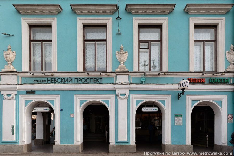 Станция Невский проспект (Московско-Петроградская линия, Санкт-Петербург). Второй вестибюль, общий со станцией Гостиный Двор, встроен в здание.