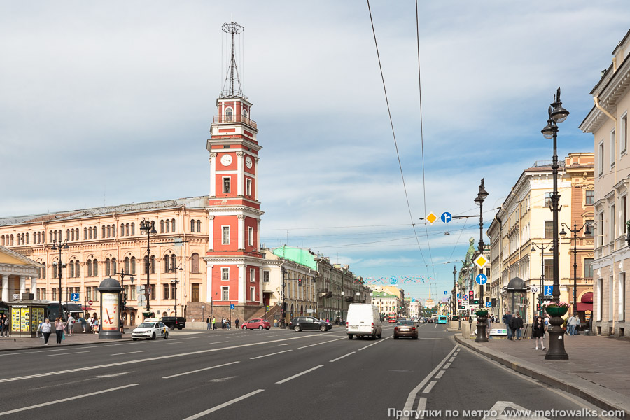 Станция Невский проспект (Московско-Петроградская линия, Санкт-Петербург). Общий вид окрестностей станции. Невский проспект у перекрёстка с Михайловской и Думской улицами.