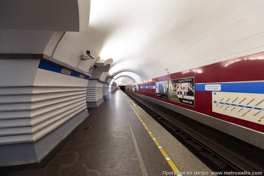 Станция Невский проспект (Московско-Петроградская линия, Санкт-Петербург). Боковой зал станции и посадочная платформа, общий вид.