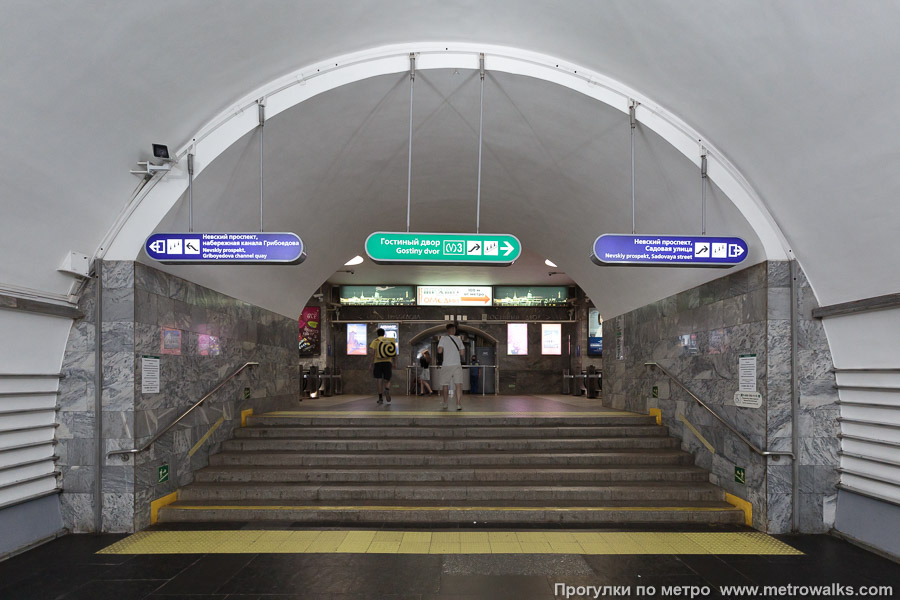 Станция Невский проспект (Московско-Петроградская линия, Санкт-Петербург). В северной части станции — выход в город к каналу Грибоедова и переход на станцию Гостиный Двор Невско-Василеостровской линии.