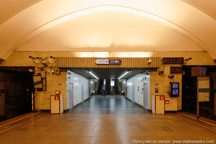Станция Обухово (Невско-Василеостровская линия, Санкт-Петербург). Выход в город, эскалаторы начинаются прямо с уровня платформы.