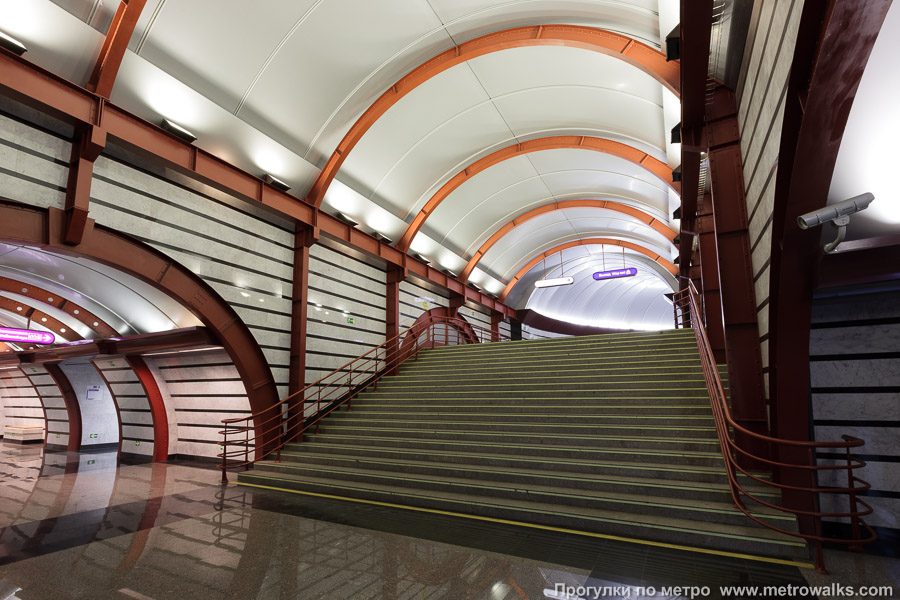 Станция Обводный канал (Фрунзенско-Приморская линия, Санкт-Петербург). Выход в город, лестница из центрального зала станции в переходный коридор к эскалаторам.