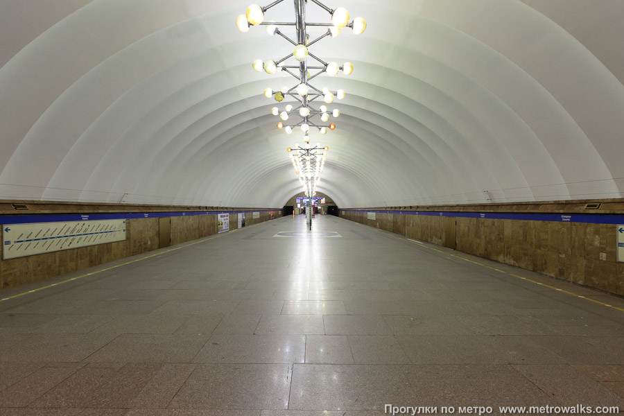 Станция Озерки (Московско-Петроградская линия, Санкт-Петербург). Общий вид по оси станции от глухого торца в сторону выхода.