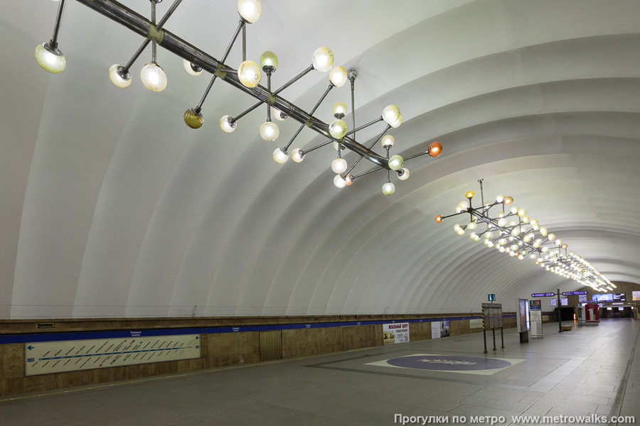 Станция Озерки (Московско-Петроградская линия, Санкт-Петербург). Взгляд наверх.