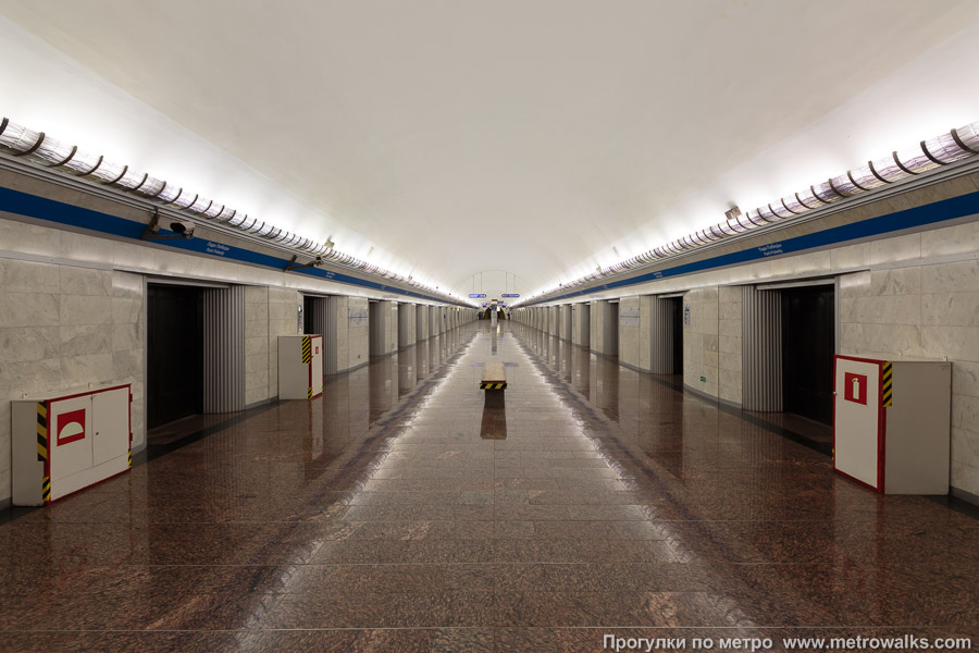Станция Парк Победы (Московско-Петроградская линия, Санкт-Петербург). Общий вид по оси станции от глухого торца в сторону выхода.