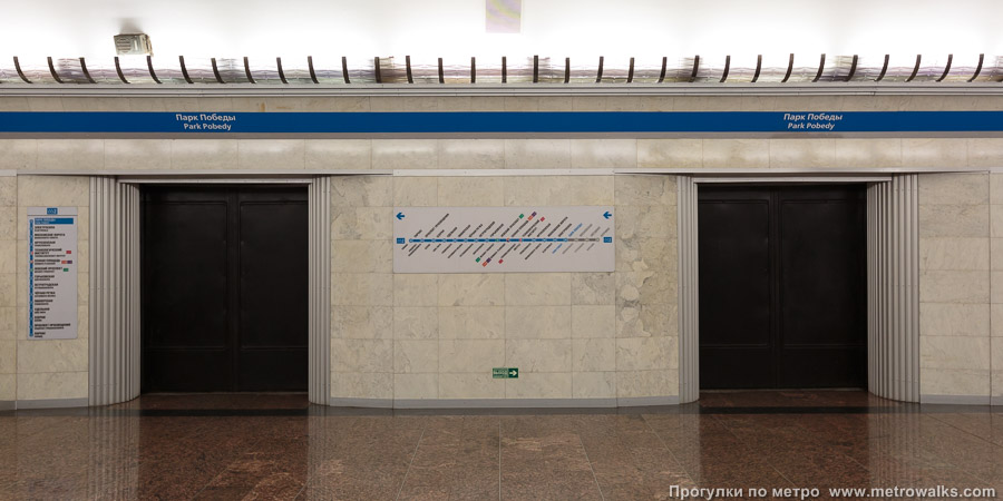 Станция Парк Победы (Московско-Петроградская линия, Санкт-Петербург). Схема линии на станционной стене.