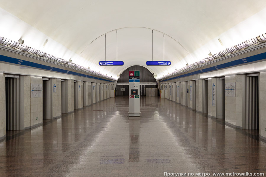 Станция Парк Победы (Московско-Петроградская линия, Санкт-Петербург). Противоположная от входа часть станции.