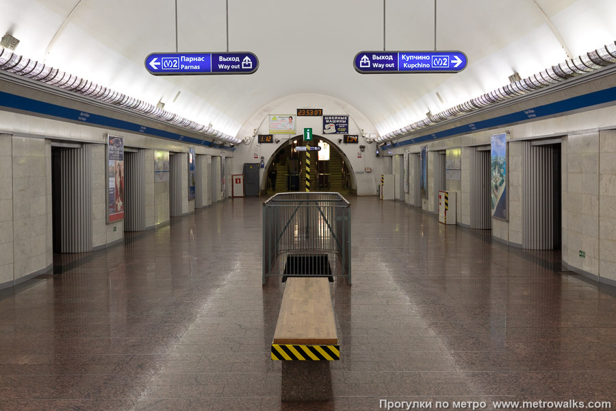 Станция Парк Победы (Московско-Петроградская линия, Санкт-Петербург). Часть станции около выхода в город.