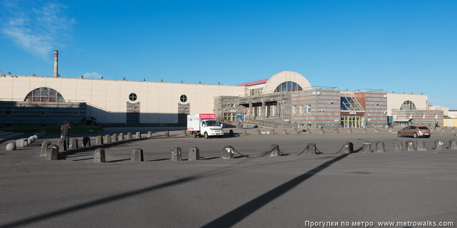 Станция Парнас (Московско-Петроградская линия, Санкт-Петербург). Вид станции снаружи.