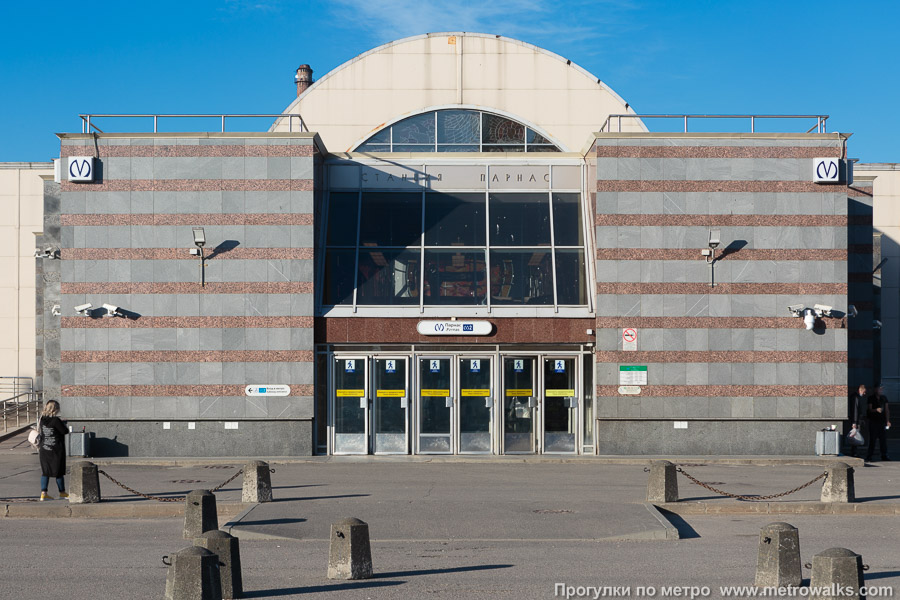 Станция Парнас (Московско-Петроградская линия, Санкт-Петербург). Вход в наземный вестибюль крупным планом.