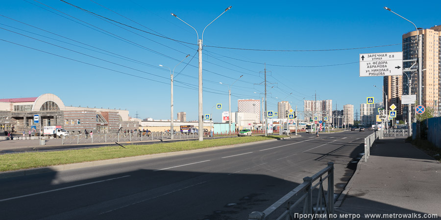 Станция Парнас (Московско-Петроградская линия, Санкт-Петербург). Общий вид окрестностей станции. Улица Михаила Дудина.