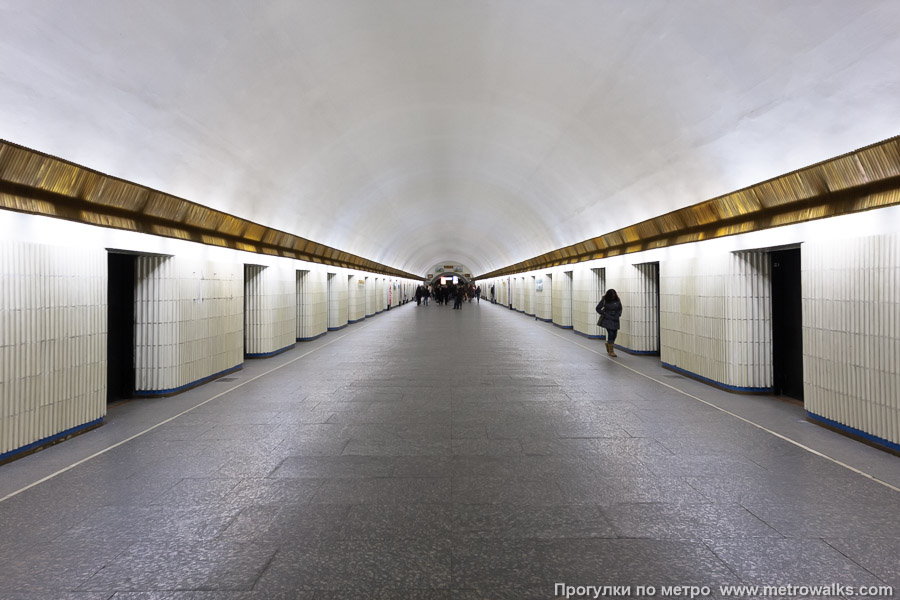 Станция Петроградская (Московско-Петроградская линия, Санкт-Петербург). Общий вид по оси станции от глухого торца в сторону выхода. Старая фотография, до наклеивания синей полосы на стену и замены облицовочной плитки.