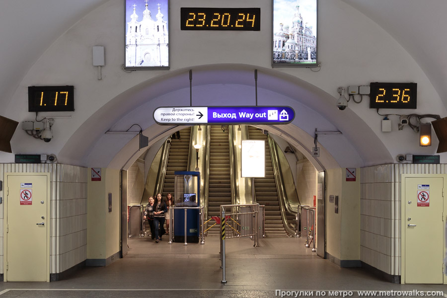 Станция Петроградская (Московско-Петроградская линия, Санкт-Петербург). Выход в город, эскалаторы начинаются прямо с уровня платформы.