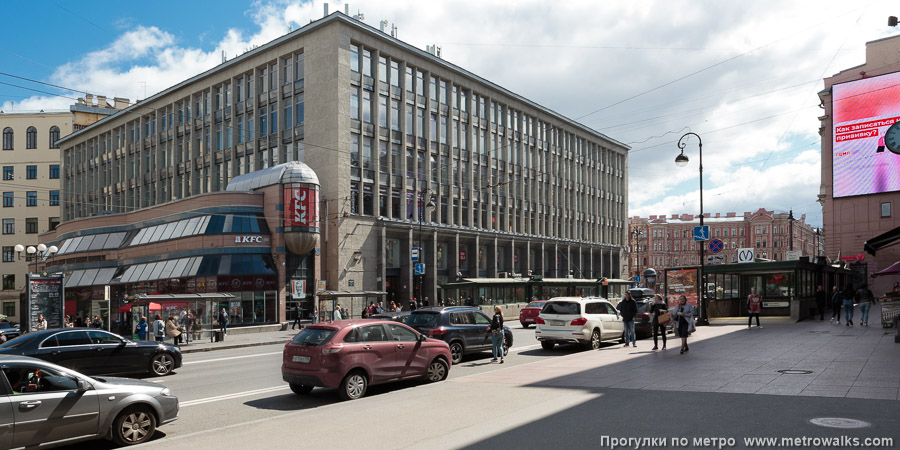 Станция Петроградская (Московско-Петроградская линия, Санкт-Петербург). Общий вид окрестностей станции. Каменноостровский проспект.