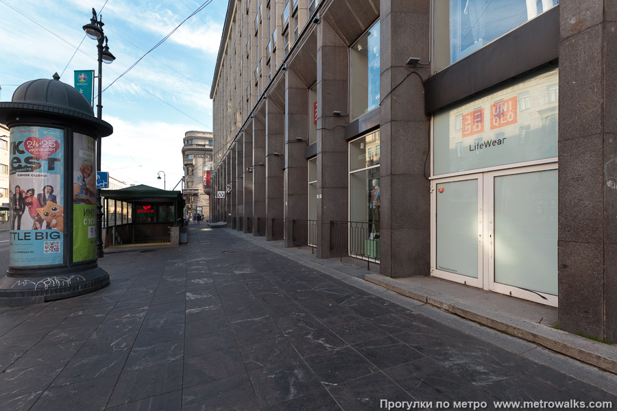 Станция Петроградская (Московско-Петроградская линия, Санкт-Петербург). Наземный вестибюль станции встроен в «Дом Мод». Слева — спуск в подземный переход, из которого тоже можно войти в вестибюль.