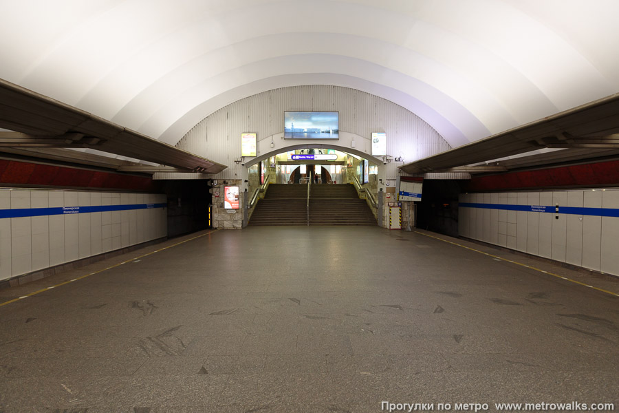 Станция Пионерская (Московско-Петроградская линия, Санкт-Петербург). Часть станции около выхода в город.