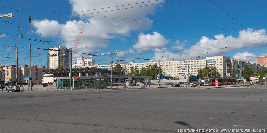 Станция Пионерская (Московско-Петроградская линия, Санкт-Петербург). Общий вид окрестностей станции. Перекрёсток проспекта Испытателей с Коломяжским проспектом.