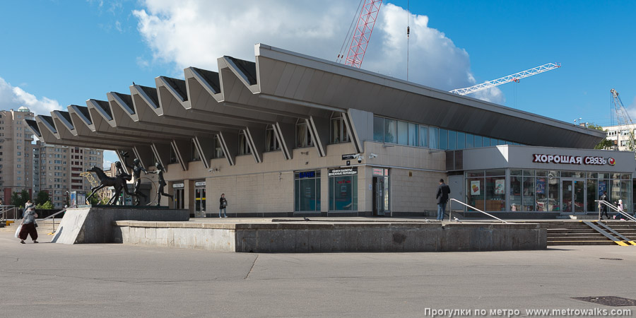 Станция Пионерская (Московско-Петроградская линия, Санкт-Петербург). Наземный вестибюль станции.