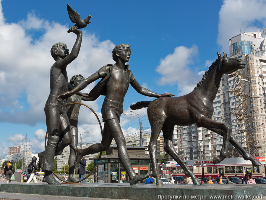 Станция Пионерская (Московско-Петроградская линия, Санкт-Петербург). У вестибюля установлен памятник пионерам «Бегущие дети» (скульпторы — В. И. Винниченко, Л. Т. Гапонова).