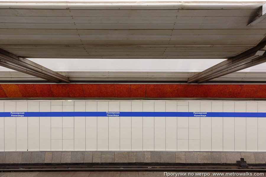 Станция Пионерская (Московско-Петроградская линия, Санкт-Петербург). Путевая стена. Широкоугольный ракурс с осветительной консолью.