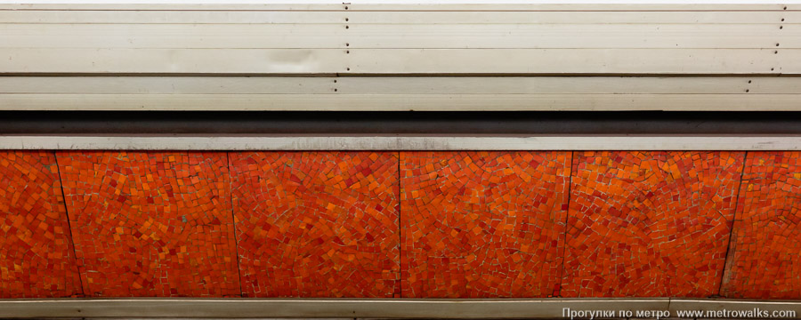 Станция Пионерская (Московско-Петроградская линия, Санкт-Петербург). Декоративное оформление путевой стены крупным планом. Мозаичный фриз «Пионерский галстук».