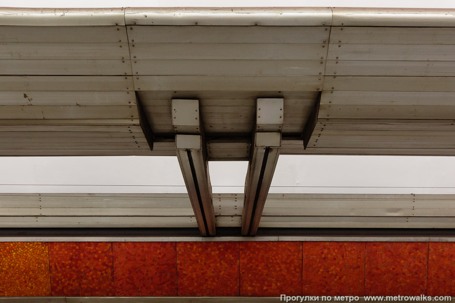 Станция Пионерская (Московско-Петроградская линия, Санкт-Петербург). Консоль со скрытым закарнизным освещением.