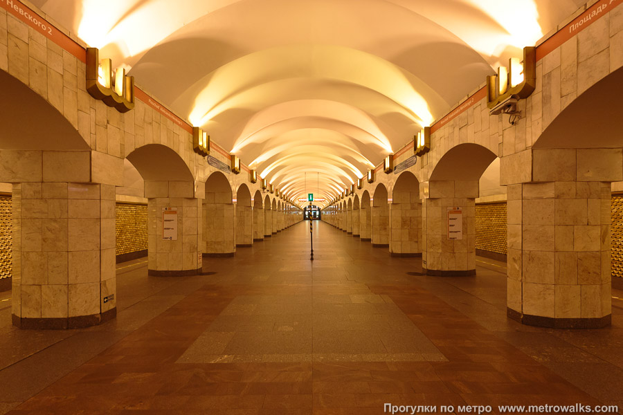 Станция Площадь Александра Невского (Правобережная линия, Санкт-Петербург). Продольный вид центрального зала. С 2004 до 2021 года станция освещалась оранжевым натриевым светом.
