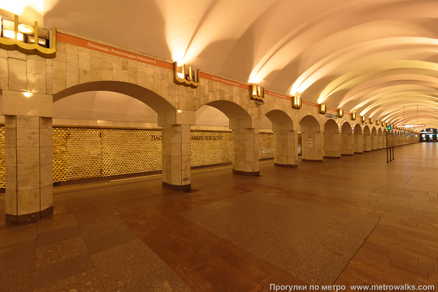Станция Площадь Александра Невского (Правобережная линия, Санкт-Петербург). Вид по диагонали. Историческое фото с оранжевым освещением.
