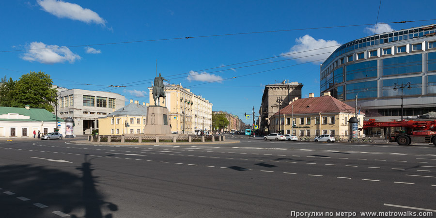 Станция Площадь Александра Невского (Правобережная линия, Санкт-Петербург). Общий вид окрестностей станции. Площадь Александра Невского. Слева на заднем плане — вход на станцию 4-й линии, справа — вход на станцию 3-й линии.